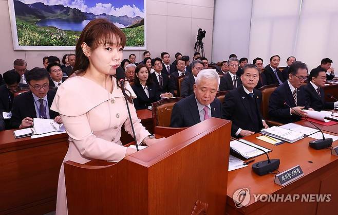 제안 설명하는 김예지 의원 (서울=연합뉴스) 김주형 기자 = 국민의힘 김예지 의원이 26일 국회에서 열린 외교통일위원회 전체회의에서 UN 경제적 사회적 및 문화적 권리에 관한 국제규약 선택의정서 비준 촉구 결의안 등과 관련한 제안설명을 하고 있다. 2025.2.26 kjhpress@yna.co.kr