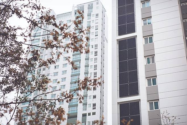 힐스테이트 레이크 송도 아파트 외벽에 설치된 태양광 모듈 [현대건설 홈페이지. 재판매 및 DB 금지]