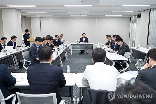 제4차 AI컴퓨팅 인프라 특별위원회 (서울=연합뉴스) 유상임 과학기술정보통신부 장관이 13일 서울 중구 서울스퀘어 국가인공지능위원회에서 열린 '제4차 AI컴퓨팅 인프라 특별위원회'를 주재하고 있다. 2025.5.13 [과학기술정보통신부 제공. 재판매 및 DB 금지] photo@yna.co.kr