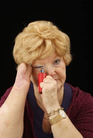 사라 헨드렌, 케이트린 린치, 튜빙과 아이라이너, 2017, 부드럽게 잡히는 튜브, 아이라이너, 가변크기. 조합 신디 와크 가르니, 사진 마이클 J. 말로니[국립현대미술관 제공. 재판매 및 DB 금지]