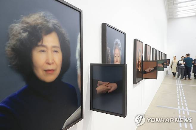 국립현대미술관 '기울인 몸들: 서로의 취약함이 만날 때' 전시 개최 (서울=연합뉴스) 류효림 기자 = 15일 서울 종로구 국립현대미술관 서울관에서 열린 '기울인 몸들: 서로의 취약함이 만날 때' 전시 언론공개회에서 참석자들이 전시 작품을 살펴보고 있다. 2025.5.15 ryousanta@yna.co.kr