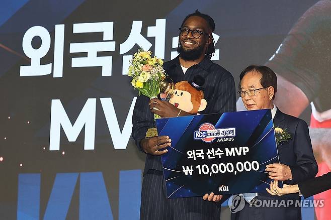 24-25 프로농구 외국선수 MVP는 서울 SK 자밀 워니 (서울=연합뉴스) 서대연 기자 = 9일 오후 서울 강남구 그랜드 인터컨티넨탈 서울 파르나스에서 열린 2024-2025 KCC 프로농구 시상식에서 외국선수 MVP에 선정된 SK 자밀 워니가 트로피를 들고 기념 촬영하고 있다. 2025.4.9 dwise@yna.co.kr