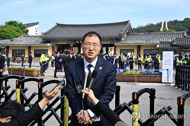 5·18 묘지 앞에서 입당 기자회견 (광주=연합뉴스) 천정인 기자 = 무소속 김상욱 국회의원이 18일 광주 북구 운정동 국립 5·18 민주묘지 민주의문 앞에서 더불어민주당 입당 기자회견을 하고 있다. 2025.5.18 [공동취재] iny@yna.co.kr