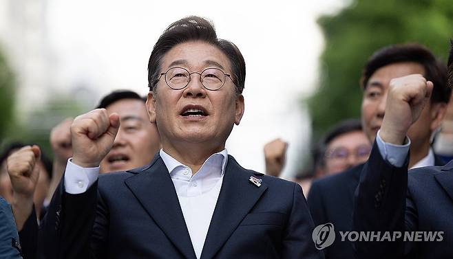 임을 위한 행진곡 제창하는 이재명 후보 (광주=연합뉴스) 황광모 기자 = 더불어민주당 이재명 대선후보가 17일 광주광역시 동구 금남로에서 열린 5·18 광주민주화운동 45주기 전야제에 참석해 임을 위한 행진곡을 제창하고 있다. 2025.5.17 [공동취재] hkmpooh@yna.co.kr