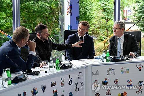 16일 유럽정치공동체 정상회의에서 폴란드, 프랑스, 영국 정상과 대화하는 젤렌스키 [AFP=연합뉴스 자료사진. 재판매 및 DB금지]