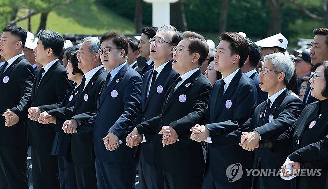 임을 위한 행진곡 제창하는 대선 후보들 (광주=연합뉴스) 홍해인 기자 = 18일 광주광역시 북구 국립 5·18민주묘지에서 열린 5·18민주화운동 45주년 기념식에서 정부인사와 대선후보들이 '임을 위한 행진곡'을 제창하고 있다.
    왼쪽부터 조규연 5.18민주화운동부상자회장, 이주호 대통령 권한대행 부총리 겸 교육부 장관, 강정애 국가보훈부 장관, 윤남식 5.18민주화운동공로자회장, 우원식 국회의장, 김형두 헌재소장 권한대행, 더불어민주당 이재명 대선후보, 개혁신당 이준석 대통령 후보, 민주노동당 권영국 대선 후보. 2025.5.18 hihong@yna.co.kr