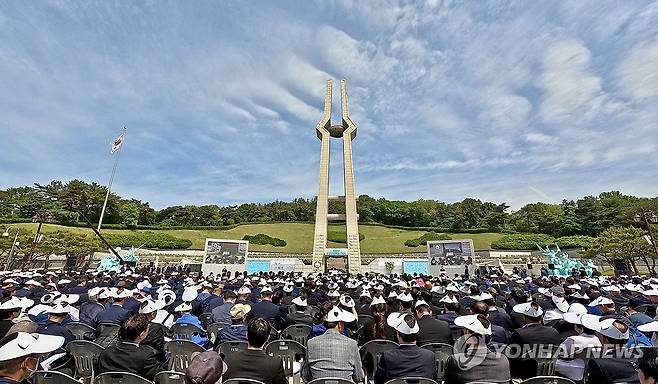 제45주년 5·18 기념식 엄수 (광주=연합뉴스) 천정인 기자 = 18일 오전 광주 북구 5·18 민주묘지에서 제45주년 5·18 민주화운동 기념식이 엄수되고 있다. 2025.5.18 [공동취재] iny@yna.co.kr
