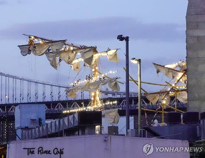 브루클린브리지 충돌로 꺾인 멕시코 해군훈련함 돛대  [EPA 연합뉴스. 재판매 및 DB 금지]