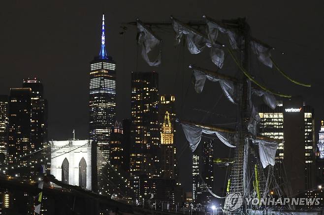 17일(현지시간) 미국 뉴욕 브루클린브리지와 부딪힌 멕시코 해군 훈련함 [AP 연합뉴스]