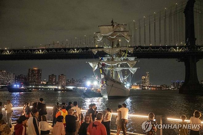 17일(현지시간) 미국 뉴욕 브루클린브리지와 부딪힌 멕시코 해군 훈련함 [AFP 연합뉴스]