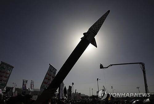 예멘 수도 사나의 후티 지지 시위에 등장한 미사일모형 [EPA 연합뉴스 자료사진. 재판매 및 DB 금지]