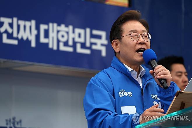 광주 집중유세에서 지지 호소하는 이재명 후보 (광주=연합뉴스) 황광모 기자 = 더불어민주당 이재명 대선후보가 17일 광주광역시 서구 김대중컨벤션센터 광장에서 열린 집중 유세에서 지지를 호소하는 연설을 하고 있다. 2025.5.17 [공동 취재] hkmpooh@yna.co.kr