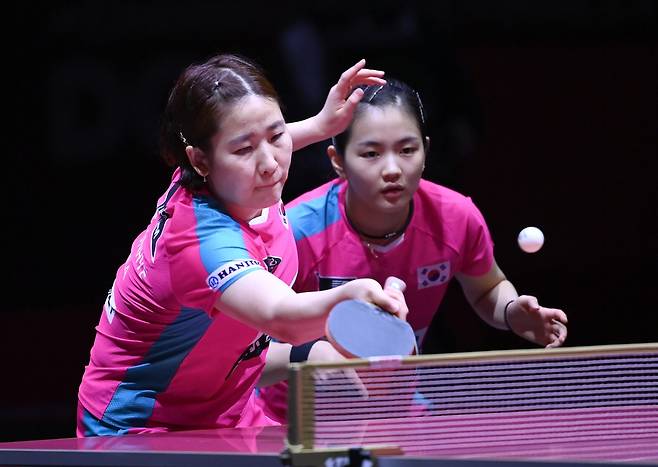 이은혜(왼쪽)와 김나영의 세계선수권 여자복식 경기 장면 [대한탁구협회 제공. 재판매 및 DB 금지]