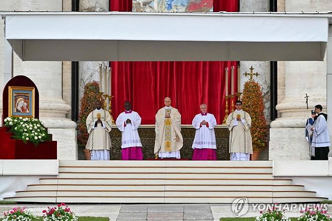 성베드로 광장 제단에 오른 레오 14세 [AFP 연합뉴스 재판매 및 DB 금지]