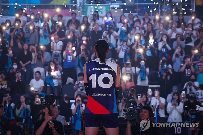 우리의 전설을 위해 (인천=연합뉴스) 서대연 기자 = 18일 인천 삼산월드체육관에서 열린 여자배구 세계올스타전 'KYK 인비테이셔널 2025'에서 경기가 끝난 뒤 '배구 여제' 김연경이 무대에 오르자 관중들이 스마트폰 조명을 비추고 있다. 2025.5.18 dwise@yna.co.kr