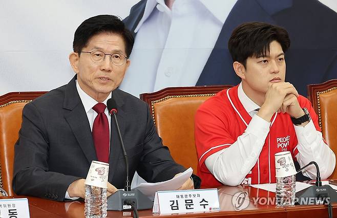 발언하는 김문수 대선 후보 (서울=연합뉴스) 김주형 기자 = 국민의힘 김문수 대선 후보가 15일 국회에서 열린 중앙선거대책위원회 회의 및 임명장 수여식을 마친 뒤 발언하고 있다. 오른쪽은 김용태 비상대책위원장 지명자. 2025.5.15 kjhpress@yna.co.kr