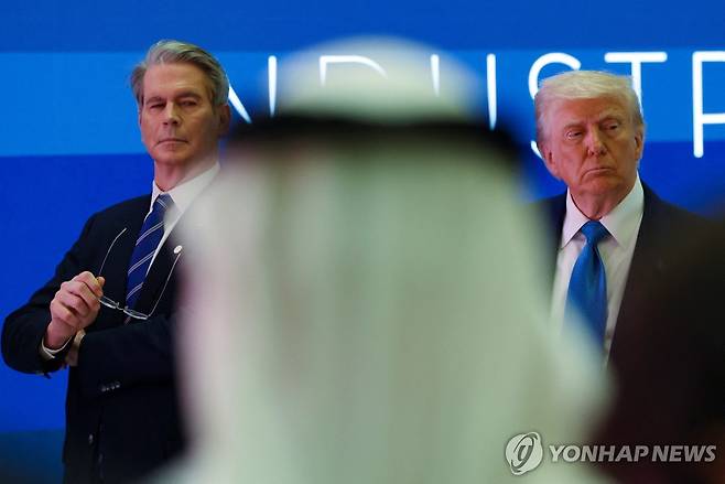 미국 베선트 재무장관과 트럼프 대통령 [로이터 연합뉴스 자료사진. 재판매 및 DB 금지]