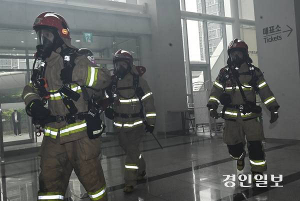 19일 오후 수원시 장안구 수원SK아트리움에서 ‘수원시 2025 안전한국훈련 및 긴급구조종합훈련’이 진행되고 있다. 2025.5.19 /이지훈기자 jhlee@kyeongin.com