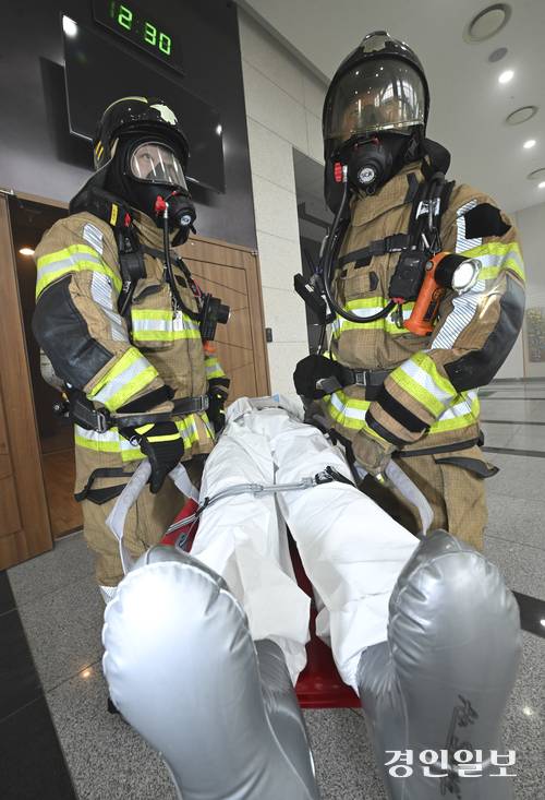 19일 오후 수원시 장안구 수원SK아트리움에서 ‘수원시 2025 안전한국훈련 및 긴급구조종합훈련’이 진행되고 있다. 2025.5.19 /이지훈기자 jhlee@kyeongin.com