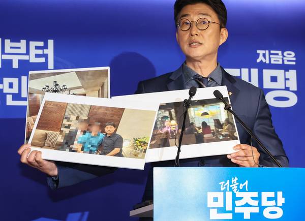 더불어민주당 노종면 선대위 대변인이 19일 서울 여의도 당사에서 “지귀연 서울중앙지법 부장판사가 유흥업소에서 접대받았다”라는 의혹을 제기하며 관련 사진을 공개하고 있다. 2025.5.19 /연합뉴스