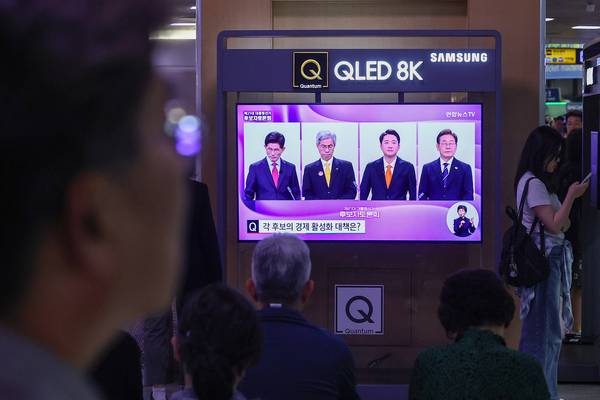 18일 서울역 대합실에서 시민들이 제21대 대선 1차 후보자 토론회 중계방송을 지켜보고 있다. 2025.5.18 /연합뉴스