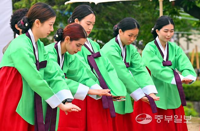 성년의 날인 19일 오후 성남시 동서울대학교에서 열린 '2025 성남시 성년의날 기념행사'에서 성년을 맞은 학생들이 전통 성년례 시연을 하고 있다. 관혼상제(冠婚喪祭) 중 첫 번째 예식인 전통 성년례는 성인의 상징인 갓과 족두리를 씌워주며 책임감 있는 성년으로 임명하고 책임감을 부여하는 행사다. 김경민기자
