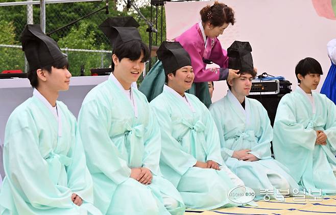 성년의 날인 19일 오후 성남시 동서울대학교에서 열린 '2025 성남시 성년의날 기념행사'에서 성년을 맞은 학생들이 전통 성년례 시연을 하고 있다. 관혼상제(冠婚喪祭) 중 첫 번째 예식인 전통 성년례는 성인의 상징인 갓과 족두리를 씌워주며 책임감 있는 성년으로 임명하고 책임감을 부여하는 행사다. 김경민기자