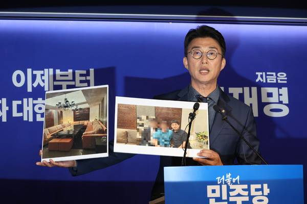 더불어민주당 노종면 선대위 대변인이 19일 서울 여의도 당사에서 "윤석열 전 대통령의 내란 혐의 사건 재판장인&nbsp;지귀연&nbsp;서울중앙지법 부장판사가 유흥업소에서 접대받았다"라는 의혹을 제기하며 관련 사진을 공개하고 있다. 2025.5.19 [사진=연합뉴스]