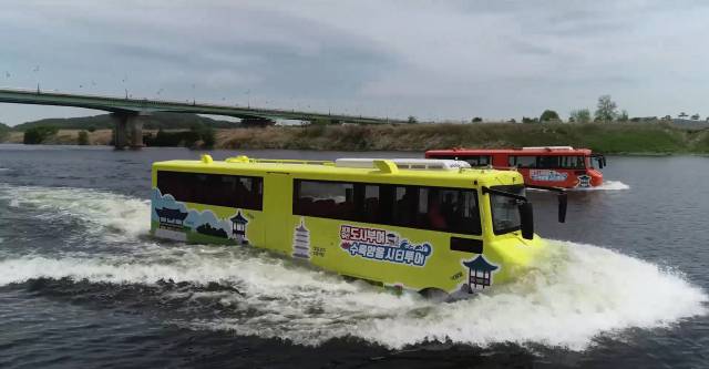 수륙양용버스. 부여군제공.