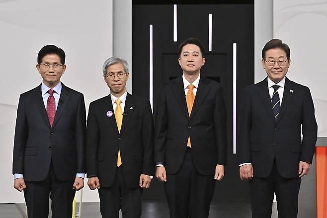 더불어민주당 이재명(오른쪽부터)·개혁신당 이준석·민주노동당 권영국·국민의힘 김문수 대선후보가 18일 서울 마포구 상암동 SBS 프리즘센터 스튜디오에서 열린 시작에 앞서 기념촬영을 하고 있다. 2025.5.18 [국회사진기자단] 사진=연합뉴스.&nbsp;