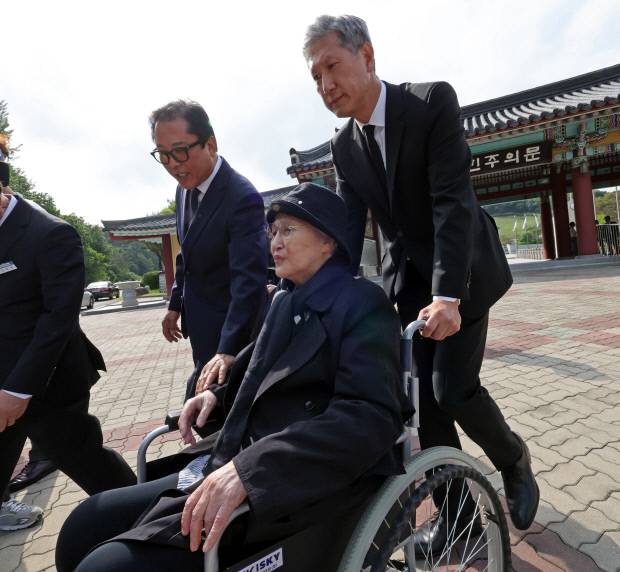 5·18민주화운동 45주년 하루 뒤인 19일 광주 북구 운정동 국립5·18민주묘지에서 노태우 전 대통령의 배우자인 김옥숙 여사와 아들 노재헌씨가 참배를 마치고 이동하고 있다. 연합뉴스