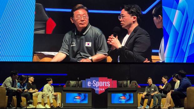 이재명 더불어민주당 대선후보가 지난 17일 광주 조선대e스포츠경기장에서 e스포츠 산업 현장 간담회를 하고 있다. 왼쪽부터 게임특별위원회 조승래, 강유정 의원, 김세환 넥슨 이스포츠팀 팀장, 박정석 OK저축은행 브리온 이스포츠 단장·전 스타크래프트 프로게이머, 이후보, 배재민 철권 프로게이머(활동명 ‘무릎’), 천시아(이스포츠 캐스터). 정성현 기자