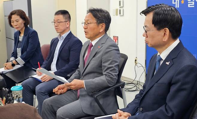 19일 오전 10시 30분께 광주시청사 5층 기자실에서 강기정 광주광역시장이 금호타이어 광주공장 화재와 관련해 기자들과 차담회를 하고 있다. /김성빈 기자 ksb@namdonews.com