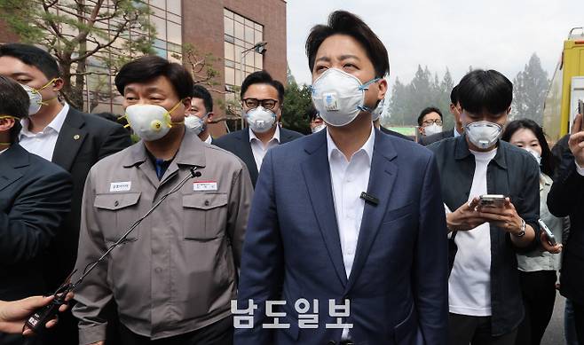 금호타이어 공장 찾은 이준석 후보개혁신당 이준석 대선후보가 19일 광주광역시 광산구 금호타이어 광주공장 화재 현장에서 공장 관계자와 대화하며 이동하고 있다. /임문철 기자 35mm@namdonews.com