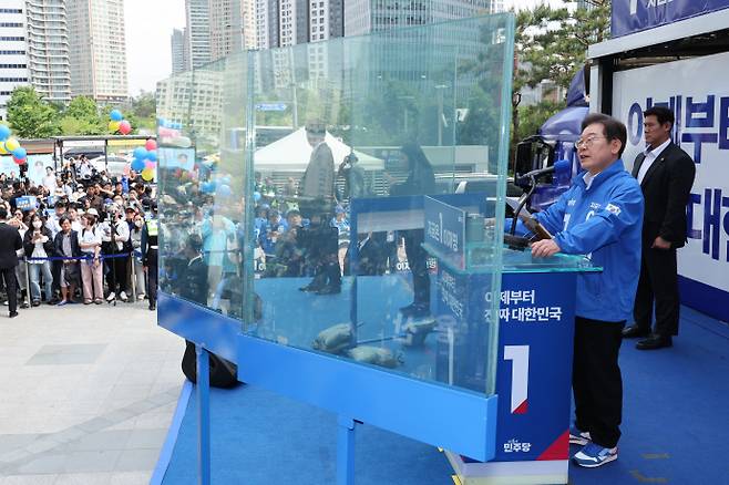 이재명 후보, 용산역광장서 집중유세더불어민주당 이재명 대선 후보가 19일 서울 용산역광장에서 열린 집중유세에서 시민들에게 지지를 호소하고 있다. /연합뉴스