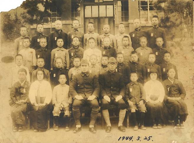 용잠초등학교 1회 졸업 사진.