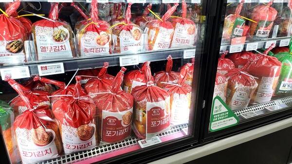 19일 오후 창원 한 대형마트에 배추김치가 진열돼있다. /이원재 기자