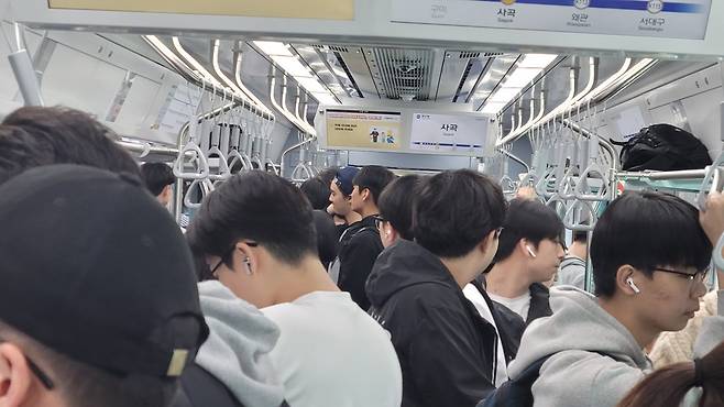 콩나물시루를 방불케 하는 대구권 광역전철 대경선 내부모습. /류승완 기자