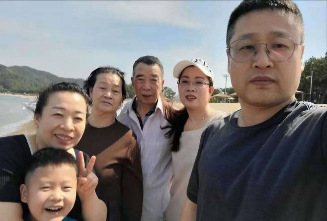 (왼쪽부터) 아들 김평섭 군, 정준 씨 언니, 정준 씨 어머니·아버지, 정준·김태상 씨 부부 가족. /본인 제공