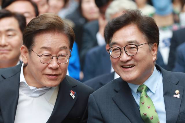 더불어민주당 이재명 대선 후보와 우원식 국회의장이 17일 오후 광주 동구 금남로에서 열린 제45주년 5·18민주화운동 전야제에서 대화하고 있다. 연합뉴스