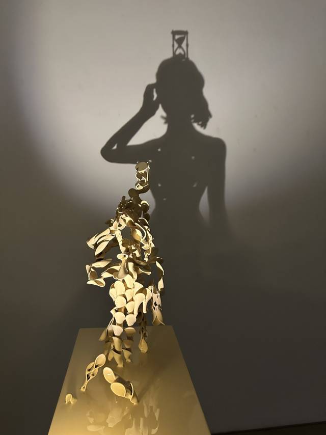 엄익훈의 '모래시계와 소녀'. 김은영 기자