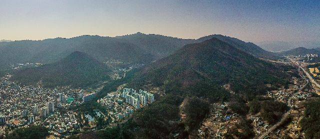 최초의 도심형 국립공원 지정에 도전하는 ‘금정산 국립공원’의 명칭에 ‘백양산’을 함께 쓰자는 주장이 나왔다. 사진은 올해 3월 금정산 전경. 부산일보DB