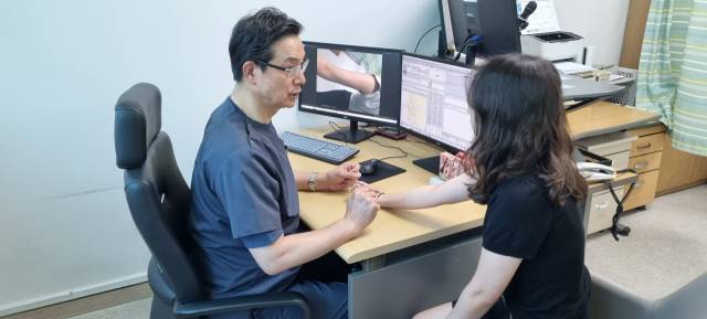 하나병원 정철수 병원장은 ‘피부조직은행’의 중요성을 재차 역설했다. 정 병원장이 진료하는 모습. 하나병원 제공