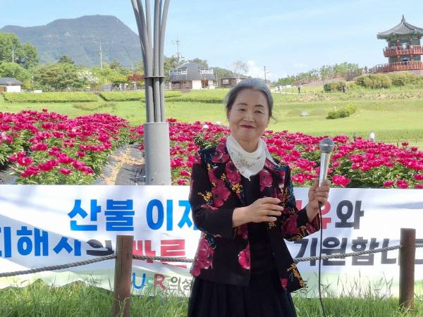 의성시낭송가협회가 18일 의성군 금성면 조문국사적지 작약꽃밭에서 '작약꽃 시낭송회'를 개최했다. 강점희 낭송가가 도종화 시인의 '차라리 당신을 잊고자 할 때'를 낭송하는 모습. 의성시낭송가협회