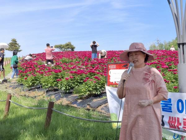 이양희 낭송가가 김해숙의 '차를 권하며'를 낭송하고 있다. 의성시낭송가협회
