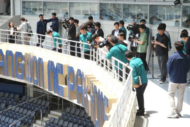 창원시와 창원시설공단이 19일 창원NC파크에서 시설물 보완과 안전조치에 대해 현장 브리핑을 하고 있다./창원시/