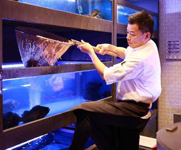 드림타워 내&nbsp;차이나하우스에서 근무 중인 직원. 사진=제주드림타워.