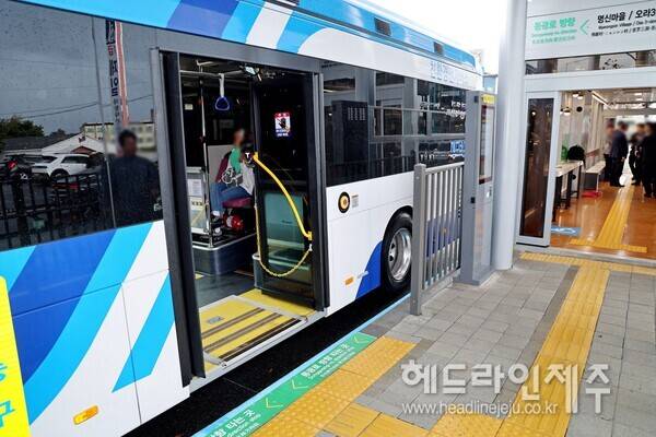 국내에서 처음으로 제주도에 도입한 양문형 전기 저상버스.