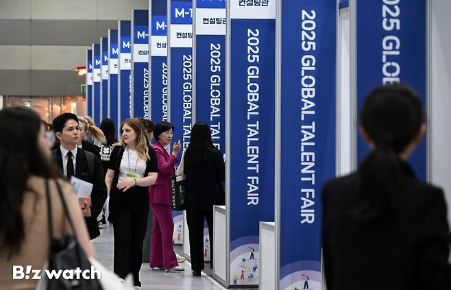 19일 서울 강남구 삼성동 코엑스에서 국내 구직자의 외국인 투자기업과 해외기업 취업, 외국인 유학생의 국내 취업을 지원하기 위해 마련된 '2025 글로벌 탤런트 페어'(Global Talent Fair)'개 개최되고 있다./사진=이명근 기자 qwe123@