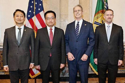 한미 양국 경제·통상 장관이 지난 4월24일(현지시간) 미국 워싱턴 D.C 재무부 회의실에서 한·미 2+2 통상협의에 앞서 기념촬영하고 있다. (왼쪽부터) 안덕근 산업통상자원부 장관과 최상목 부총리 겸 기획재정부 장관, 스콧 베센트 미국 재무부 장관, 제이미슨 그리어 미국 무역대표부(USTR) 대표. (사진=산업부)